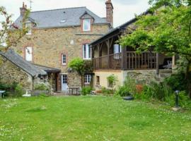 A picture of the hotel: La Colline maison de famille à 100m de la Rance