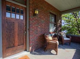 Hotel Photo: Cozy Historic Downtown Edwardsville Charmer