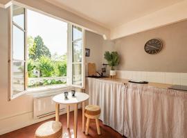 รูปภาพของโรงแรม: Charming Apartment in the Heart of Versailles