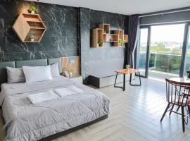 Cherry Hotel Bến Lức, hotel in Bến Lức