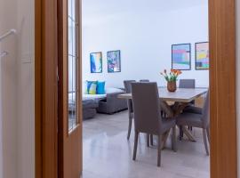 รูปภาพของโรงแรม: Darsena Luminous & Cozy Apartment