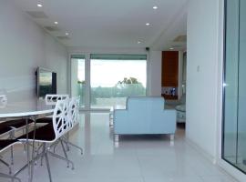 Hotel Photo: Modern seafront apartment