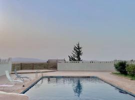 होटल की एक तस्वीर: Paradiso Ferme avec 3 chambres 3 grands salons marocains piscine et terrasse فيلا بثلاث غرف نوم وثلاثة صالونات مغربية ومسبح وتراس