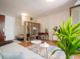 Foto do Hotel: Charming Apartment with super easy parking area