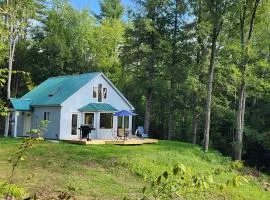 Magical Retreat Cottage, 15 min from Mt Snow skiing