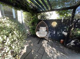 A picture of the hotel: Private garden oasis in central Bristol