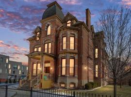 Hotel Foto: The Lumber Baron's Penthouse 3BR / 2.5 BA