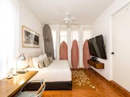 Hotel kuvat: Authentic Loft Retreat Steps from Beach & Culture