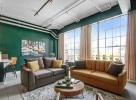 Hotel Photo: NYC Styled Loft In DTLA, sleeps 4 with Free Parking!