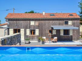Hotel Foto: Stunning Home In Poitou Charentes With Jacuzzi, Wifi And Outdoor Swimming Pool