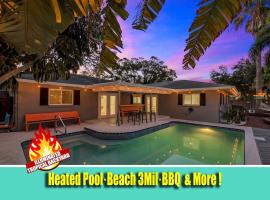 Fotos de Hotel: Heated Pool House: Beach 3Miles · Bar · BBQ & GYM!