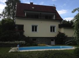 Foto do Hotel: Wunderschönes Ferienhaus in Klagenfurt Am Wörthersee mit Privatem Pool