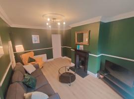 A picture of the hotel: Modern 4 Bedroom Townhouse in City Centre