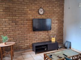 Hotel Foto: Warm, Comfy Duplex 5min Walk To North Park Mall