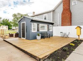 รูปภาพของโรงแรม: Downtown Tiny Home near Shenandoah National Park