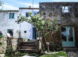 Zdjęcie hotelu: Casa de pueblo con jardin y piscina