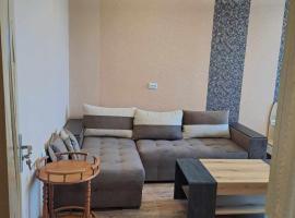 Луксозен апартамент с гледка към парк и център, ξενοδοχείο στο Γιάμπολ