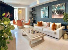 รูปภาพของโรงแรม: Upscale Centric Apt Near All