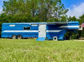 Hotel fotoğraf: NoZaDi classic horse trailer converted into a unique tiny home