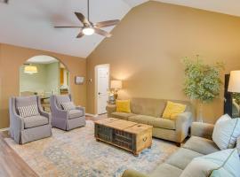 Hotel Foto: Charming Arkansas Retreat with Deck, Near Downtown!