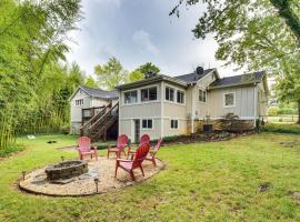 Hotel Photo: Hendersonville Haven with Fire Pit, Grill, Deck!