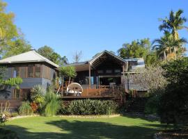 รูปภาพของโรงแรม: BELLINGEN CONVERTED CHURCH on the river (Pet Friendly)