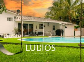 Hotel Foto: Miami Fun Home with Pool & Games L30