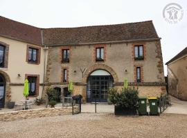 A picture of the hotel: Gîte Mareil-le-Guyon, 5 pièces, 9 personnes - FR-1-527-41