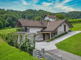 Foto di Hotel: Vineyard Cottage Radovlja With Sauna - Happy Rentals