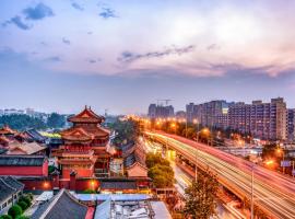 Фотография гостиницы: Happy Dragon Alley Hotel-In the city center with big window&free coffe, Fluent English speaking,Tourist attractions ticket service&food recommendation,Near Tian Anmen Forbiddencity,Near Lama temple,Easy to walk to NanluoAlley&Shichahai