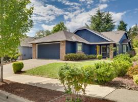 Hotel Foto: Tasteful Tualatin Home 40 Mi to Willamette Valley