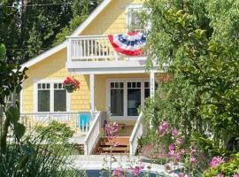 รูปภาพของโรงแรม: UPSTAIRS Alki Beach APARTMENT - Seattle -Historic-1858