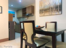 Hotel Photo: 2 Bedroom Condo @ Midpoint Residences w/ City View