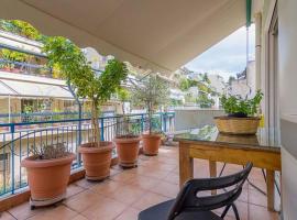 Foto di Hotel: Cozy apt. with veranda in Exarcheia