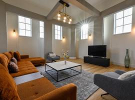 12A, Luxury & Unique, Cinema, Terrace, Stunning View, Central Location!、オーイステルウェイクのホテル