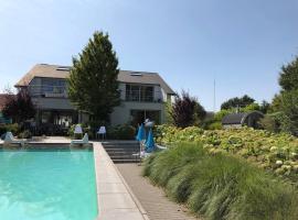 Hotel fotoğraf: Vakantievilla met zwembad, wellness en glamping in Paal/Beringen