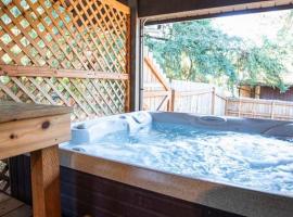 Hotel Photo: Cozy, comfortable haven with hot tub near Bangor base and hospital