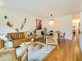 Hotel Photo: Glen Ellyn Home Walk to Downtown Dining and Shops!