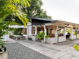Gambaran Hotel: Tata Amado: 3-bedroom vacation home + pool + sauna