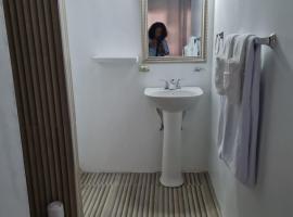 SKY BEACH ROOMS, hotel in Hopewell