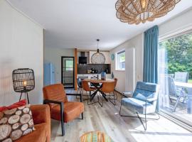 Cozy holiday home in Den Burg with hot tub, ξενοδοχείο σε Den Burg
