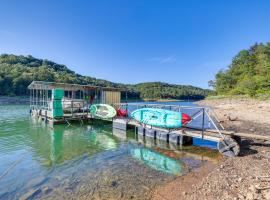 호텔 사진: Beaver Lake Home on 3 Acres with Private Dock!