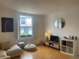 Hotel kuvat: Spacious 1-bedroom apartment in Belsize Village