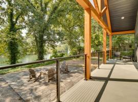 Hotelfotos: Riverfront Salesville Cabin Rental with Shared Dock!