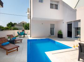 Hotel Photo: Family friendly apartments with a swimming pool Vir - 21760