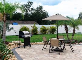 Фотография гостиницы: Tropical Backyard Paradise, Hot Tub, Fenced yard