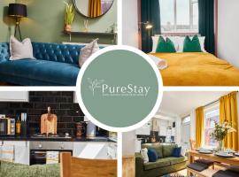 รูปภาพของโรงแรม: Fantastic Four Bedroom House By PureStay Short Lets & Serviced Accommodation Leeds With Parking