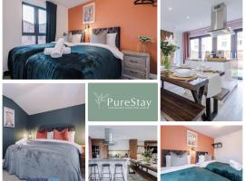 होटल की एक तस्वीर: Stunning Five Bedroom House By PureStay Short Lets & Serviced Accommodation Manchester With Free Parking