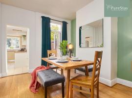 A picture of the hotel: Three Bedroom House By PureStay Short Lets & Serviced Accommodation Manchester With Free Parking