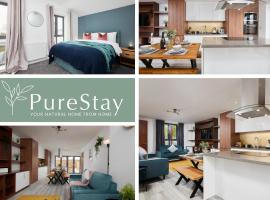 Hotel Photo: Stunning 5 Bed House By PureStay Short Lets & Serviced Accommodation Manchester With Parking